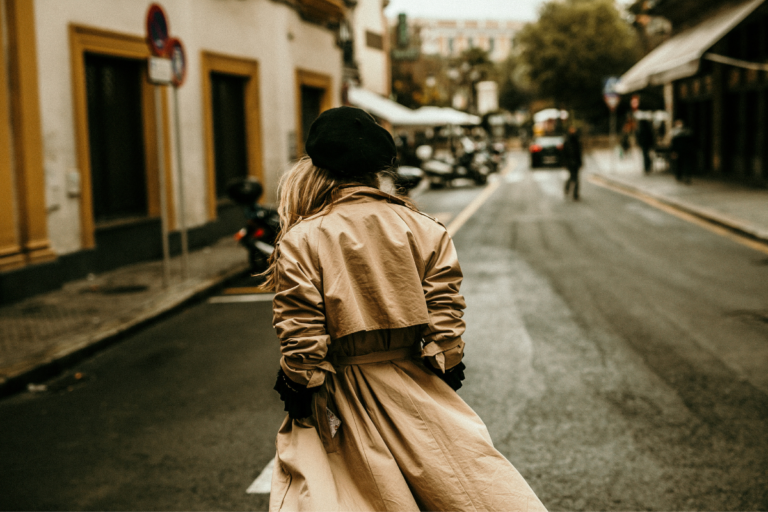 Femme marchant seule dans une rue de ville, vue de dos